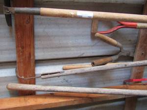 lot 185 image: yard tools