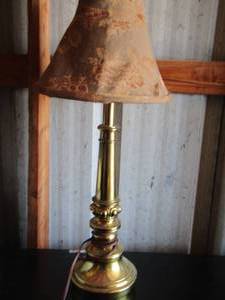 lot 198 image: table lamp with shade