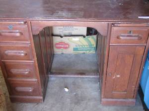 lot 205 image: Small Childs Desk 5 drawer 1 door