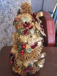 lot 207 image: Pine Cone Christmas dcor