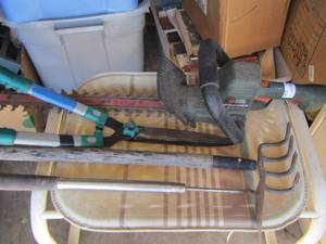 lot 230 image: hand held yard tools
