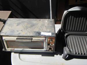 lot 237 image: small grill and microwave oven