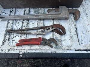 lot 9 image: RIDGID PIPE WRENCH 24�,  PLYERS