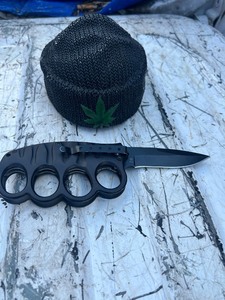 lot 15 image: KNUCKLE KNIVE  &  CERAMIC CAP