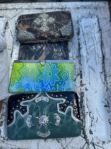 lot 16 image: 4 HANDBBOKS POCKETBOOKS