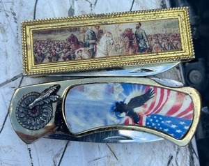 lot 20 image: DECORATIVE POCKET KNIVES - R LEE & GRANT   and EAGLE W USA FLAG (MISSING ONE SIDE OF EMBLEM