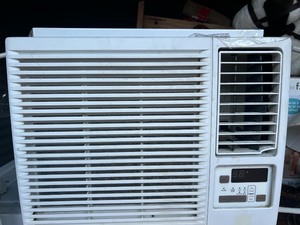 lot 256 image: LG WINDOW AIR CONDITIONER UNIT