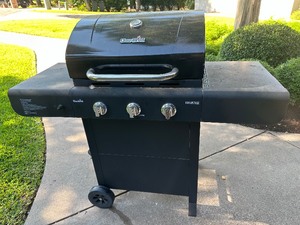 lot 258 image: Char-Broil Advantage Gas Grill