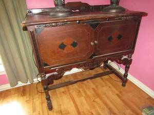 lot 107 image: Antique Circa 1900 2-doors with shelf inside - Matching piece to server (Lot 101)