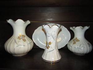 lot 102 image: Wunsiedel Bavaria porzellan Set of three vases and platter decorated in gold trim
