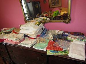 lot 109 image: Assorted dinner napkins, multi-seasonal and napkins rings, small table cloths
