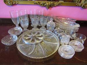 lot 112 image: Assorted glass and serving pieces