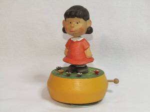 lot 115 image: United features syndicate 1972 Anri Hand-carved music box Lucy of Charlie Brown