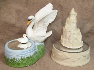 lot 120 image: Musical sand castles by Mr. Sandman MSR Ceramic swan music box (Swan is broken)