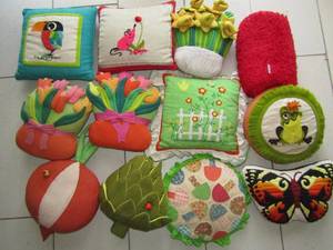 lot 129 image: Assorted throw-pillows