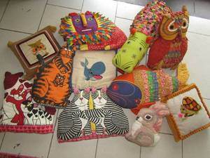 lot 130 image: Assorted throw-pillows
