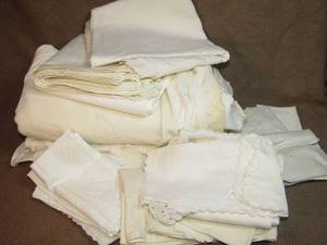 lot 140 image: Assorted linen napkins and table cloths