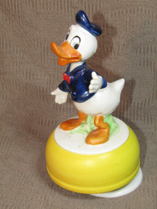 lot 143 image: Schmid Japan Donald Duck Ceramic music box