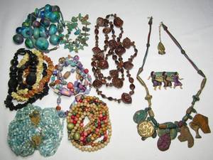 lot 157 image: Mixed assortment of jewelry