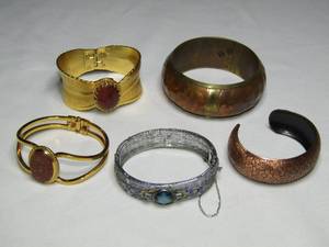 lot 158 image: Assortment of bracelets