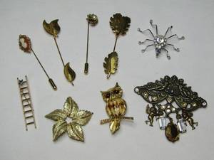 lot 162 image: Alice Caviness Owl Brooch and Assorted costume pins