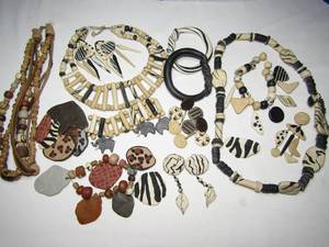 lot 164 image: Large assortment of Jungle-theme Tigrele jewelry