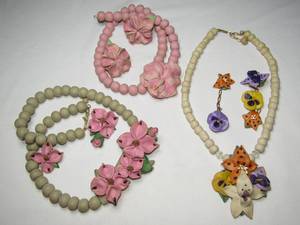 lot 172 image: Three Tigrele sets of jewelry
