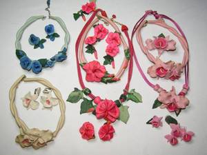 lot 176 image: Six Tigrele sets of jewelry