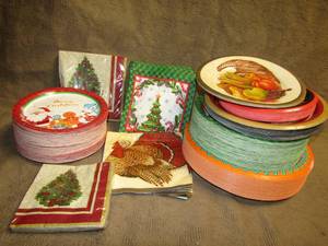 lot 185 image: Christmas paper plates and cards