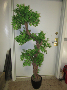 lot 207 image: Artificial Tree Dcor about 5 tall