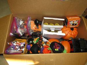 lot 209 image: Halloween assortment dcor