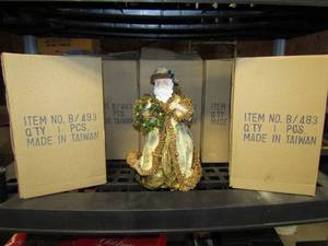 lot 224 image: Five Santas in boxes