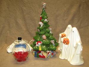 lot 228 image: Ceramic lighted Christmas Tree with two bases and 2 ceramic Halloween Ghosts