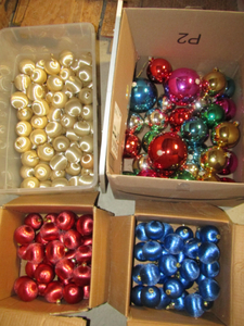 lot 260 image: Assorted fabric and plastic ornaments