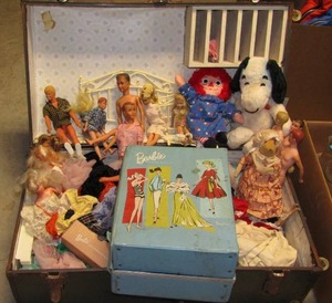 lot 277 image: Vintage barbies including a 1960s vinyl Barbie carry case, A raggedy Anne doll and various others, Also includes vintage travel trunk
