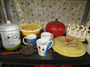 lot 280 image: Lillian Venon and other Assorted ceramic Kitchen pottery