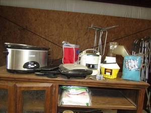 lot 310 image: Slow-cooker and misc. kitchen appliances