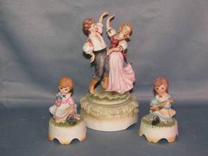 lot 326 image: Lefton Ceramic music box set