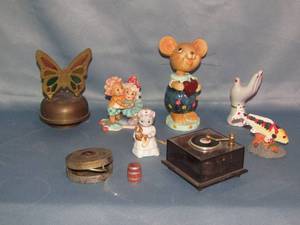lot 327 image: Schmid kitty cucumber ceramic figure, Enesco numbered resin figure, Antique makeup compact and more as shown