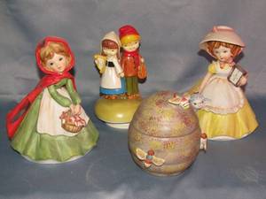 lot 329 image: Schmid Bros., Berman & Anderson Inc., and Sankyo Japan Ceramic music boxes