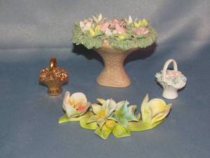 lot 330 image: Dresden mini ceramic floral baskets, Rex Valencia hand made in Spain ceramic floral compote, plus