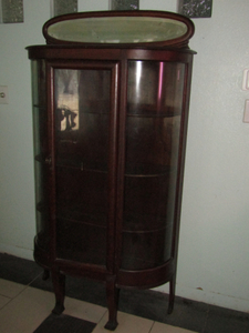 lot 344 image: Antique Circa turn of century early 1900s display Cabinet with top mirror