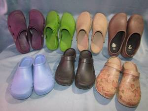 lot 354 image: Quark brand Assortment of Croc-style shoes Size 8-9