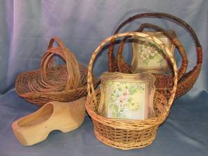 lot 365 image: Assorted Baskets and Wooden Shoe Deco and Framed Hand-painted ceramic tiles