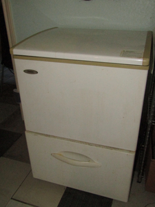 lot 384 image: Haier deep freezer 4.2 cubic Ft, Bottom drawer needs adjustment