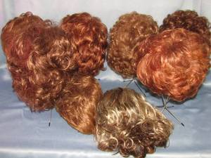 lot 395 image: Lg. Assortment of wigs in auburns and light browns