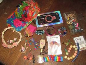 lot 397 image: Assorted jewelry, hat, hair ornaments and an apple 14 case