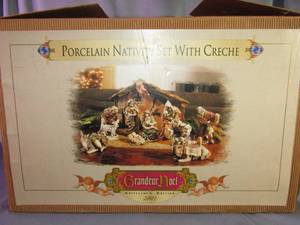lot 403 image: Grandeur Noel Collectors edition 2001 Porcelain Nativity set with Creche in original box