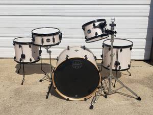 lot 106 image: Mapex Mars Crossover 5-Piece Drum Kit w Remo Emperor Coated Drum Heads