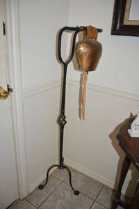 lot 1 image: Metal Vintage Copper 10 Cow Bell with leather straps on 4 foot iron stand